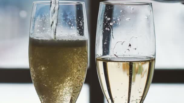 champagne in glazen gieten - Video