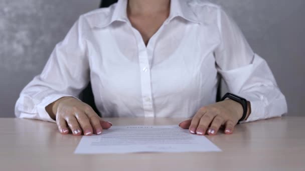 Una mujer de negocios seria rompiendo un contrato en pedazos
 - Imágenes, Vídeo