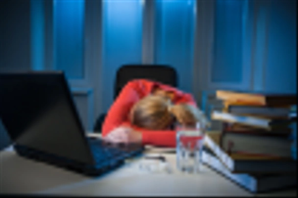 mladý znuděný ženské student studuje špatně pozdě večer - Fotografie, Obrázek