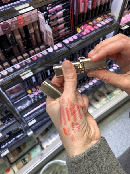 Mujer de compras cosméticos lápiz labial
 - Foto, imagen