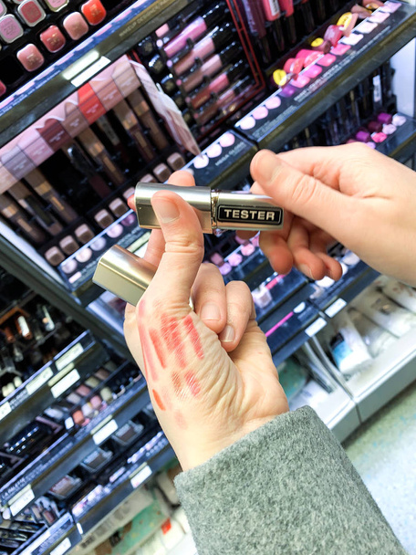 Vrouw winkelen lippenstift cosmetica - Foto, afbeelding