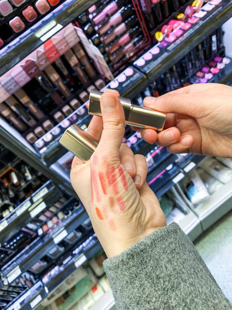 Vrouw winkelen lippenstift cosmetica - Foto, afbeelding