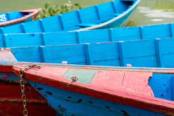 Λεπτομέρεια από πολύχρωμες βάρκα στο Phewa λίμνη της Ποκάρα, η πιο δημοφιλής και επισκέφθηκε στη λίμνη του Νεπάλ. - Φωτογραφία, εικόνα