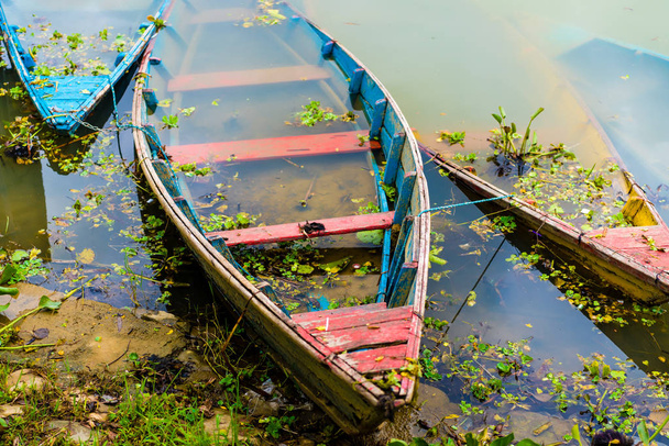 最も人気があり、訪れた湖ネパールのポカラでペワ湖のカラフルなボートの詳細. - 写真・画像