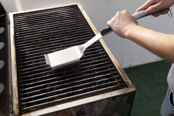 schoonmaken van de grill - Foto, afbeelding