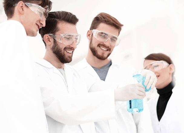 group of scientists working with chemicals - Foto, Bild