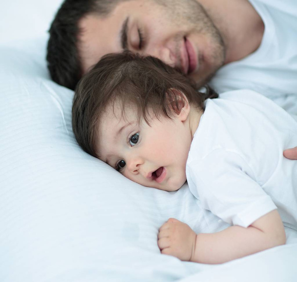Sleep baby with dad - Zdjęcie, obraz