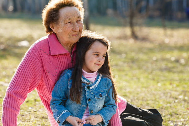 Szczęśliwa babcia spędzać czas z wnuczką w parku - Zdjęcie, obraz