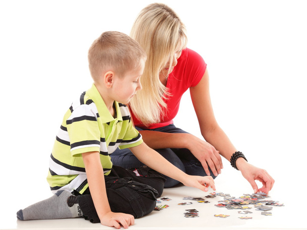 mother playing puzzle together with her son - Foto, Imagem