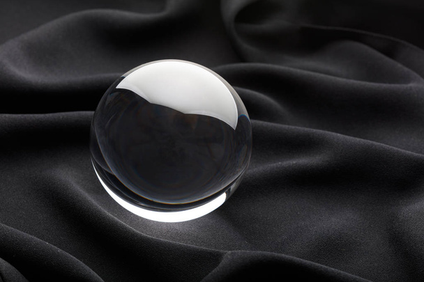 Bola de cristal transparente con fondo negro, de cerca
. - Foto, imagen