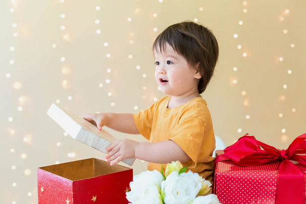 Happy toddler boy with Christmas presents - Zdjęcie, obraz