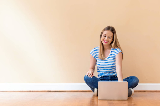 Young woman with a laptop computer - Foto, Bild