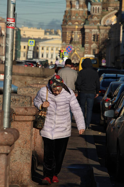 November 4, 2018, Russia, St. Petersburg, an elderly woman walking along the canal embankment - Fotó, kép