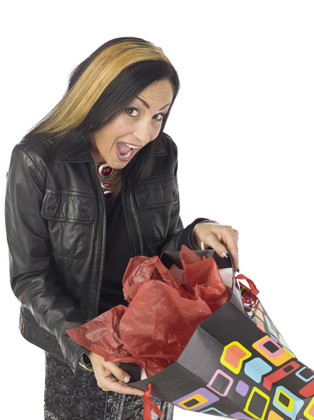een geschokt vrouw met winkelen bag - Foto, afbeelding
