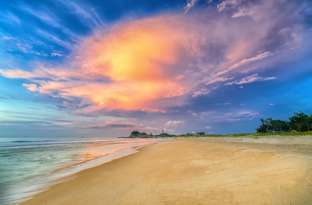 Krajobraz z piaszczystej plaży rano z dramatyczne niebo piękny z zadowoleniem przyjmuje nowy dzień - Zdjęcie, obraz
