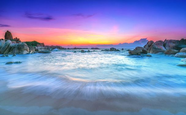 Piękny wschód słońca na plaży, jak promienie słońca na niebie fioletowy i poniżej fal docierania na brzegu Wielkiego miękkie powitać nowy dzień - Zdjęcie, obraz