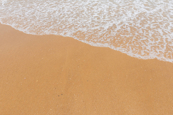 Weiche Welle an einem Sandstrand - Foto, Bild