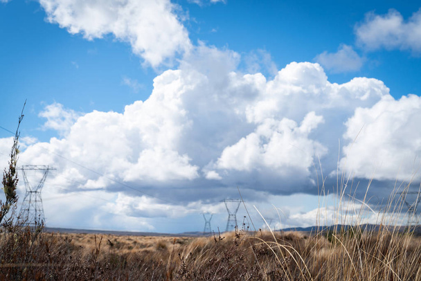 Desert Road Paysage de l'île du Nord avec plylons de transmission d'énergie traversent la terre sous un ciel nuageux
 - Photo, image