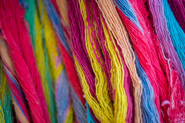 Rayas formadas por las líneas dibujadas sobre este tejido de lana natural
 - Foto, imagen