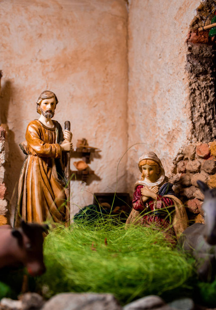 Miniaturas de Sagrada Familia en el pesebre de Navidad relatando la historia y recreando el contexto social de la era de Cristo
 - Foto, imagen