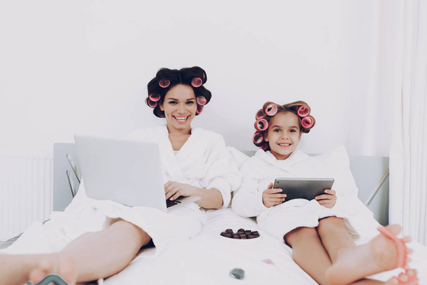 Smile Mother with Daughter. Glamour Young Girl with Mother at Home and Beauty Saloon. Fashion and Hairstyle with Mother. People with Mother. Pretty and Joi Girl with Laptop and Smile on the Face. - Fotoğraf, Görsel