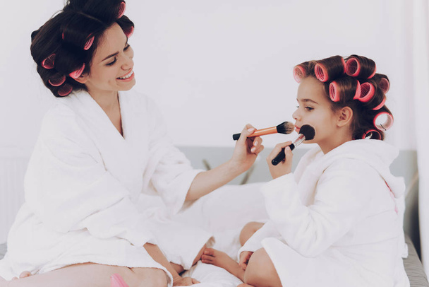 Fashionable Mother and Fashionable Young Girl. Beauty Mom and Girl. Lifestyle Happiness Girl. Child and Mother Paint Face. Makeup for Young Daughter and Young Mother. Joy Time Together with Mother. - Foto, Imagen