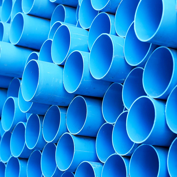 fond de tuyaux en PVC bleu coloré empilés sur le chantier de construction
 - Photo, image