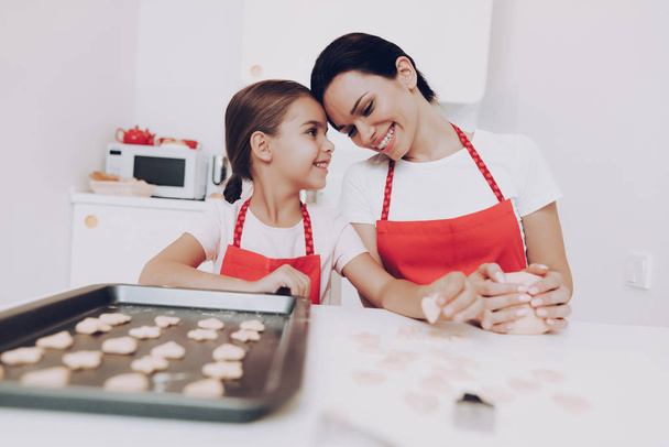 Good Day for all Young Family. Brakfast with Family. Baking For Big Family at Home. Kid and Mom Preparation Sweet Dinner for all Family. Joi Family Together. Cook in Kitchen Little Girl with Mom. - Fotoğraf, Görsel