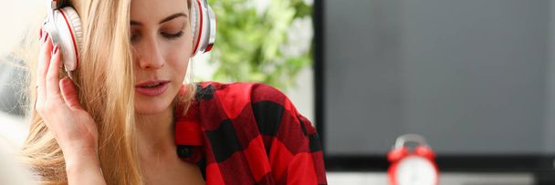 dizüstü bilgisayarda iş kadın dinle müzik kulaklık - Fotoğraf, Görsel