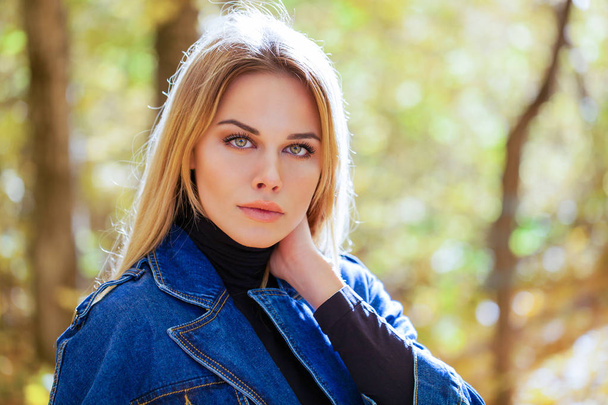 Portrait close up of young beautiful blonde woman, summer park outdoors - Foto, Imagen