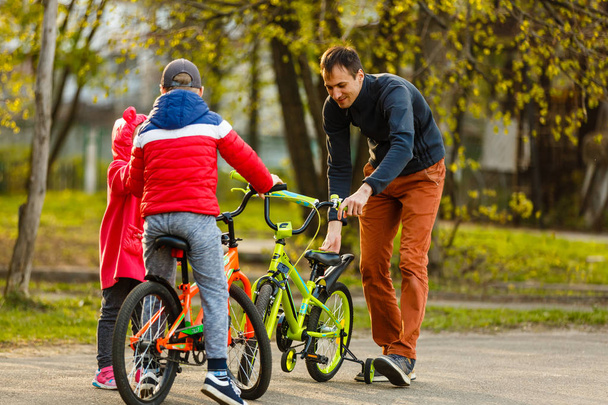 homem ensinando crianças a andar de bicicleta - Foto, Imagem