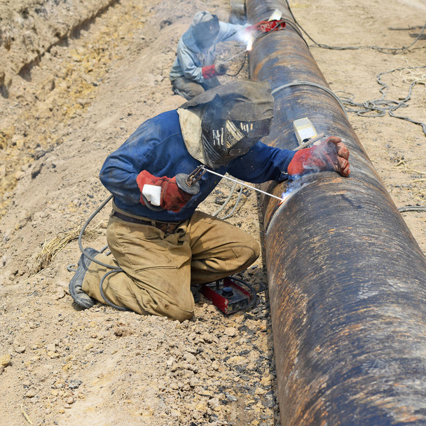 Soudeur sur les réparations de pipeline
 - Photo, image