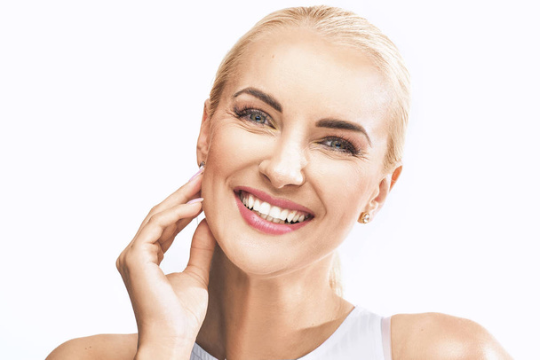 Portrait rapproché d'une élégante femme blonde et souriante
  - Photo, image