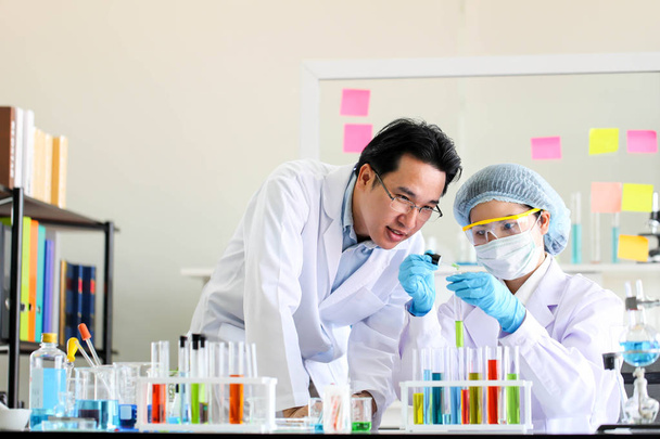 Set di sviluppo tubi chimici e farmacia in laboratorio, biochimica e concetto di tecnologia di ricerca
. - Foto, immagini