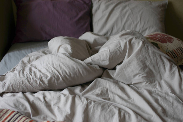 Sgualcito biancheria da letto sul letto
 - Foto, immagini
