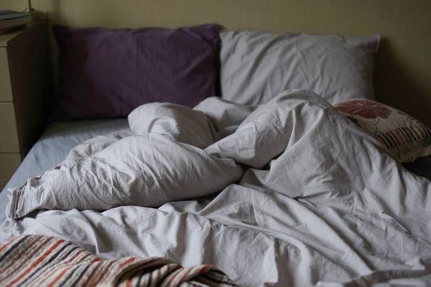 zerknüllte Bettwäsche auf dem Bett - Foto, Bild