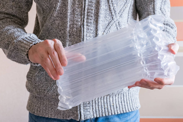 manos de embalaje de aire translúcido, embalaje de plástico
 - Foto, Imagen