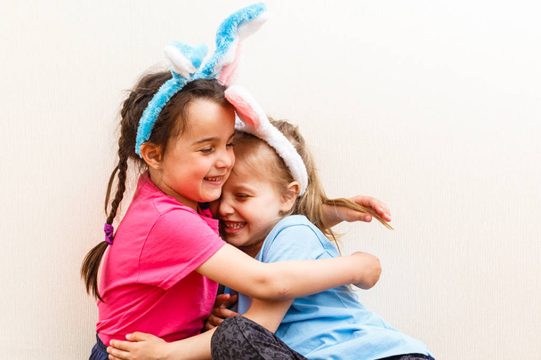 Дві маленькі дівчата з вухами кролика ізольовані на білому тлі
 - Фото, зображення