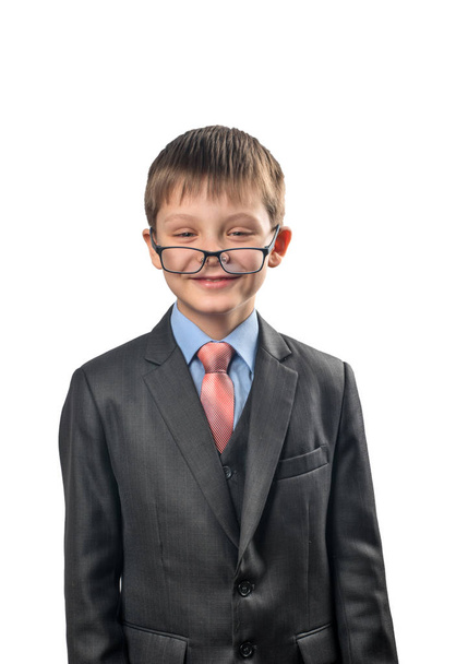 Porträt eines Schuljungen mit Brille auf der Nase auf weißem Hintergrund - Foto, Bild
