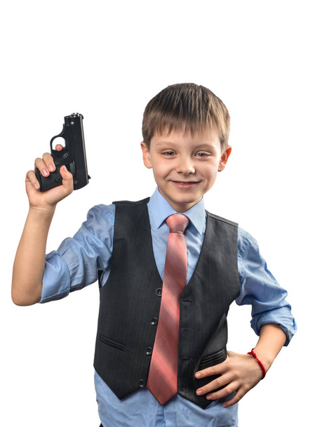 Garçon dans une cravate tient un pistolet dans sa main sur un fond blanc
 - Photo, image