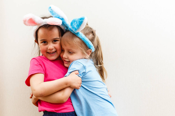 Két kis lány, nyuszi füle elszigetelt fehér background - Fotó, kép