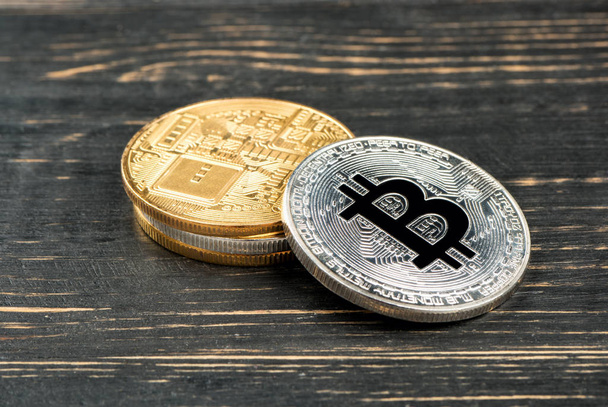 金と銀のコイン テーブルの上 bitcoin - 写真・画像