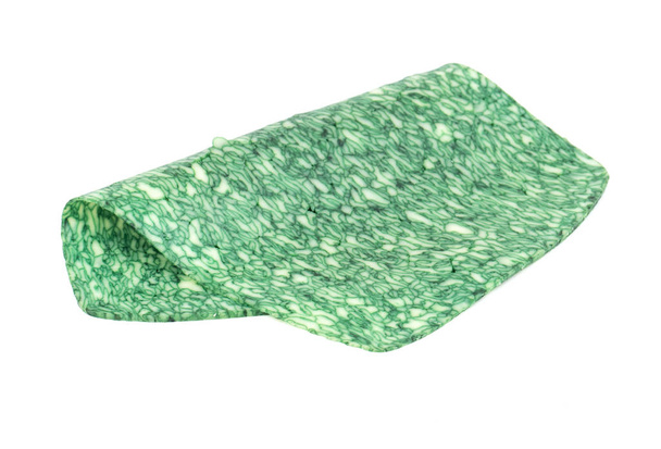 Fesleğenli yeşil peynirden dilim beyaz arka plan üzerinde izole - Fotoğraf, Görsel