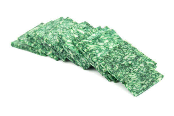 Pequenas fatias de queijo com manjericão verde sobre fundo branco
 - Foto, Imagem