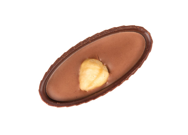 Шоколадные конфеты с фундуком изолированы на белом фоне, вид сверху
 - Фото, изображение