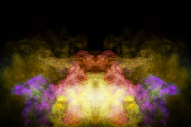 Roze en gele wolk van rook zwart geïsoleerd achtergrond in de vorm van een schedel, monster, dragon op een geïsoleerde zwarte achtergrond. Mocap voor cool t-shirt - Foto, afbeelding