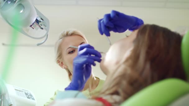 Higienistka stomatologiczna sprawdzić się zęby pacjenta. Stomatologii pracuje zawodowiec - Materiał filmowy, wideo