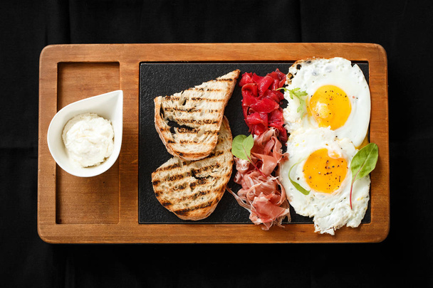 Felülnézet reggeli tojást és pirítóst Jamón és sajt - Fotó, kép