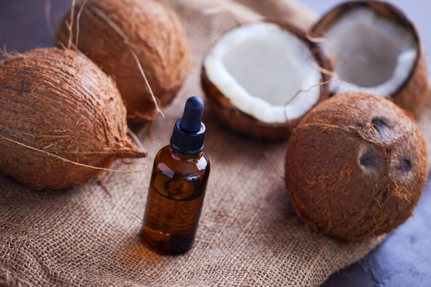 coconut oil with coconuts - beauty treatment - Foto, Imagem