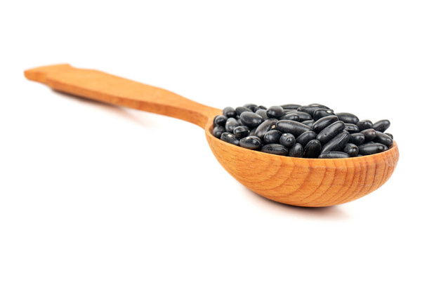 Vařečka s černými fazolemi, izolované na bílém pozadí - Fotografie, Obrázek